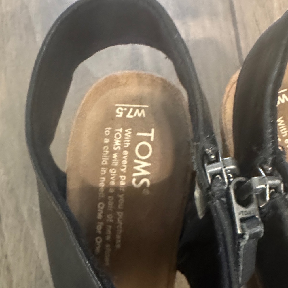 TOMS Black Leather Sandals Size 7.5 - Picture 2 of 5